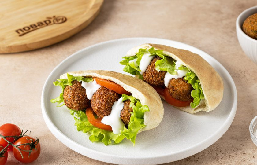 1. Этап. Фалафель в пите с салатом и помидором: Фалафель в пите с салатом и помидором готов, приятного вам аппетита!