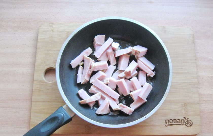 1. Этап. Паста с бужениной: Буженину нарежьте небольшими полосками, добавьте в сковороду к чесноку.
