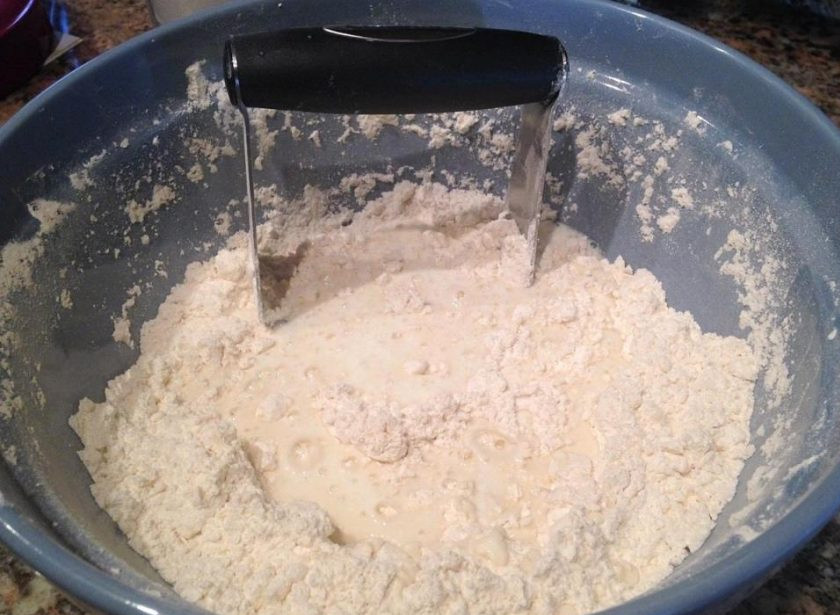 1. Этап. Воздушные слоечки Крем-чиз: Хорошенько все перемешайте, должна получиться крошка. Влейте кефир и быстро замешайте тесто.