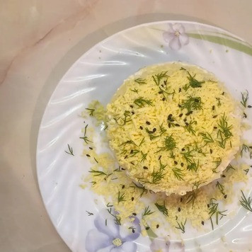 1. Этап. Салат Родные рядом: Уложить его на слой из яичного белка (можно верх слоя смазать майонезом, но я не стала, т. к. теряется воздушность и легкость сыра). Сверху на сыр натереть яичные желтки и украсить зеленью.