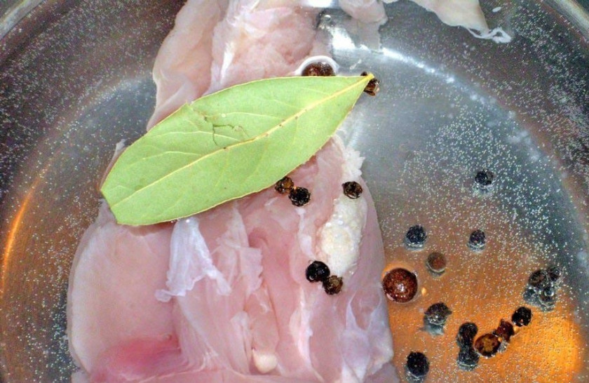 1. Этап. Свекольник горячий с мясом: 1. Я предлагаю нетрадиционный горячий свекольник с мясом курицы, который станет отличным первым блюдом на обед для всей семьи. Для бульона я решила взять обычное куриное филе, чтобы свекольник получился легким и не жирным. Отвариваем куриное филе до готовности, вынимает его и режем на небольшие кусочки.