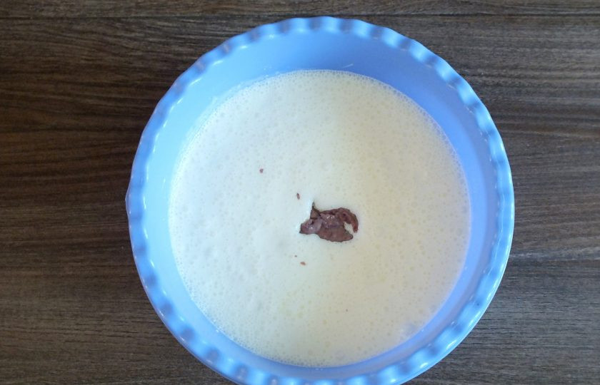 1. Этап. Мороженое с изюмом: Добавьте сгущенное молоко, измельченный изюм.