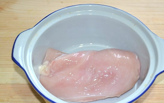 1. Этап. Салат с консервированным перцем: 3. Отдельно отварите курицу, остудите и нарежьте.