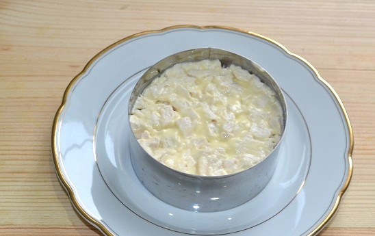 1. Этап. Салат с консервированным перцем: 9. Немного соли, перца, майонеза.