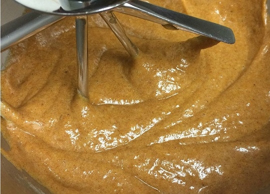 1. Этап. Тыквенный рулет с кремом: 3. Продолжая взбивать, добавьте тыквенное пюре, а после — сухие ингредиенты.