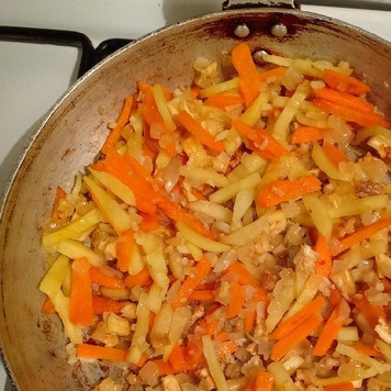 1. Этап. Легкий овощной суп с курицей: На небольшом количестве масла спассеровать лук, морковь, чеснок и смесь кореньев.