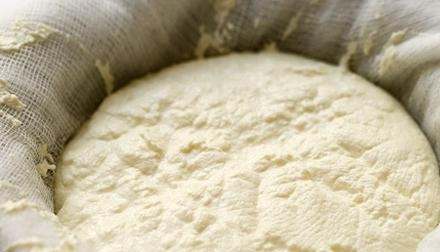 1. Этап. Творожный сыр из творога: 2. По истечении времени дуршлаг застилаем марлей, сложенной в два слоя, и переливаем в него содержимое кастрюли. Ждем, чтобы ушла вся лишняя жидкость. Поднимаем марлю за края и отжимаем творожную массу.