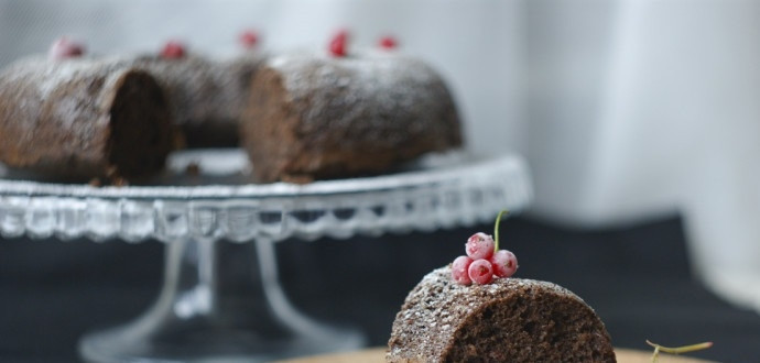 1. Этап. Черемуховый кекс: 3. Переложите тесто в форму для запекания, разровняйте и отправьте в разогретый до 180 градусов духовой шкаф на 30-40 минут. Украсьте кекс сахарной пудрой и подавайте после остывания.