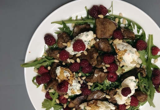 1. Этап. Салат с куриной печенью: Посыпать кедровыми орешками. Яркий салат порадует вас и ваших гостей в пасмурный осенний день.