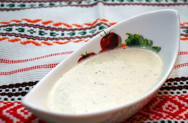 1. Этап. Куриное филе под сливочным соусом: Готовый сливочный соус перелейте в пиалу, дайте остыть.