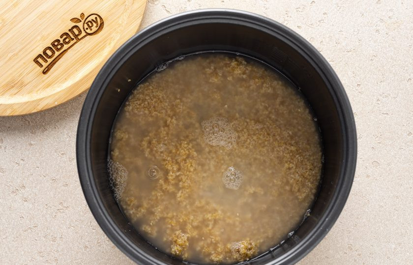 1. Этап. Пшеничная каша на воде в мультиварке: Влейте воду. Поставьте мультиварке на режим 