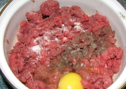 1. Этап. Рубленые котлеты из говядины: Солим, перчим, добавляем сырое яйцо.