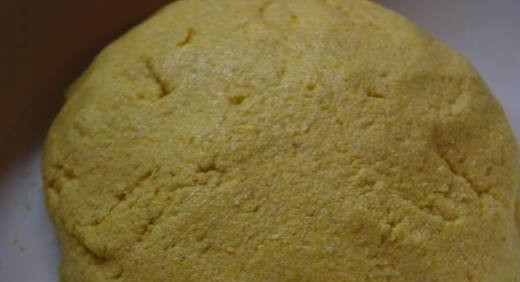 1. Этап. Мчади с сулугуни: Замесите влажное тесто. Сделайте из него шар, а потом отщипывайте от него маленькие шарики и делайте из них лепёшки.