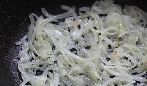 1. Этап. Салат Зимнее ассорти: Лук нарезать полукольцами и обжарить в 1 ст. л. растительного масла. Добавить к овощам и перемешать.