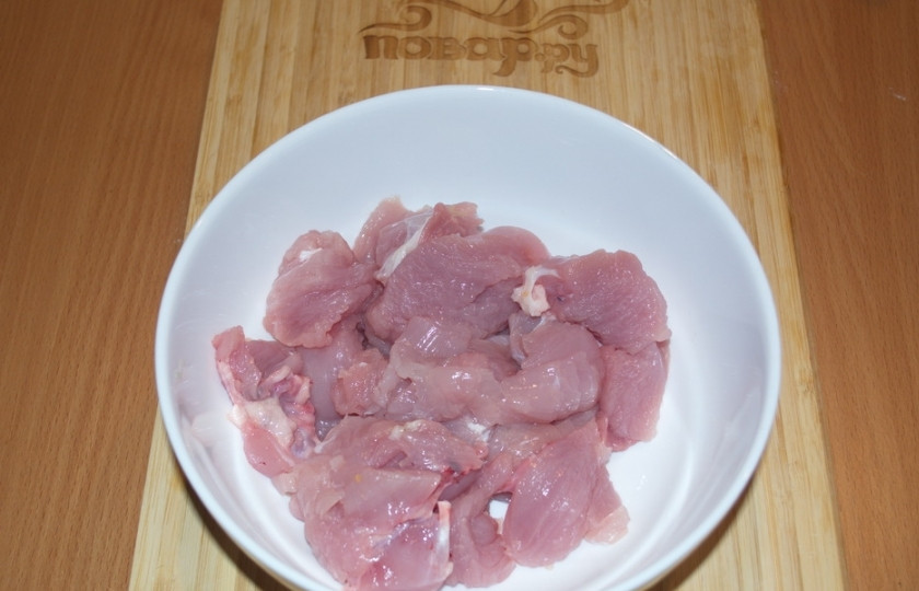 1. Этап. Куриное филе кусочками в духовке: Куриное филе нарезаем кубиками.