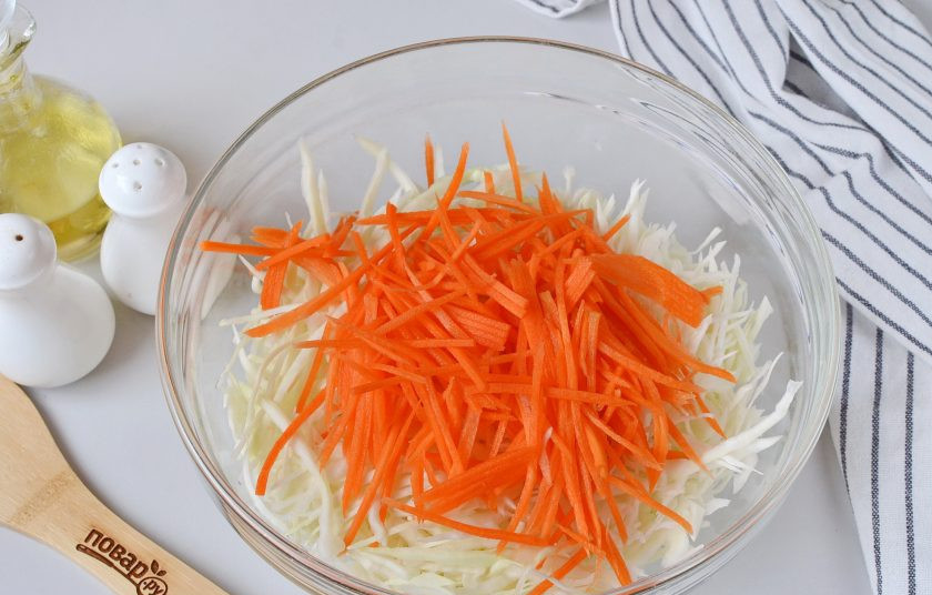 1. Этап. Салат из капусты и свёклы: Добавьте тертую морковь.