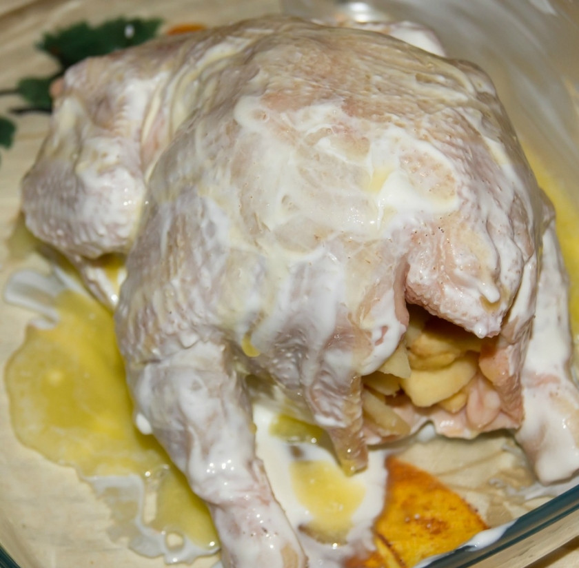 1. Этап. Курица, фаршированная айвой: 3. Растопите сливочное масло на водяной бане. Курицу достаньте из воды, просушите салфеткой. Аккуратно нафаршируйте курицу айвой, выложите её на противень, смажьте сверху сметаной и полейте растопленным маслом. Рядом выложите оставшуюся айву. Отправьте курицу в духовку на 40 минут-час при температуре 180 градусов.