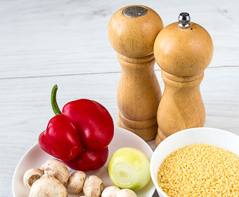 1. Этап. Кускус с грибами: 1. Вот такой небольшой и весьма доступный набор ингредиентов необходим, чтобы повторить этот простой рецепт кускуса с грибами на вашей кухне.