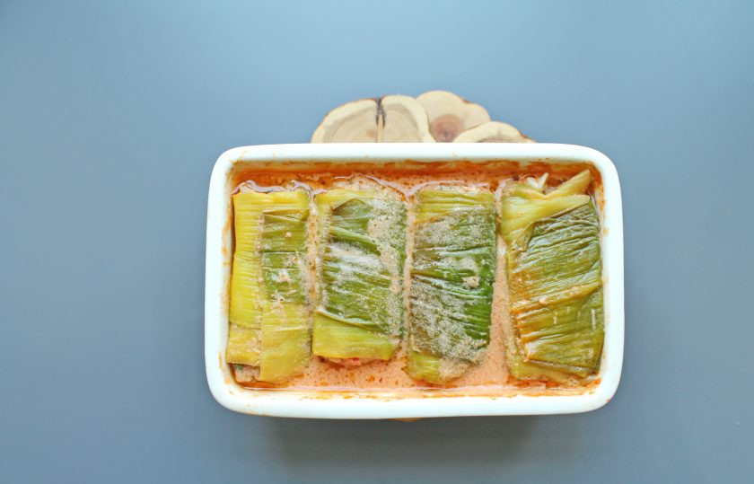 1. Этап. Голубцы в стеблях лука порея: Поставьте форму с голубцами в горячую духовку и запекайте при температуре 180 градусов в течение 20 минут.