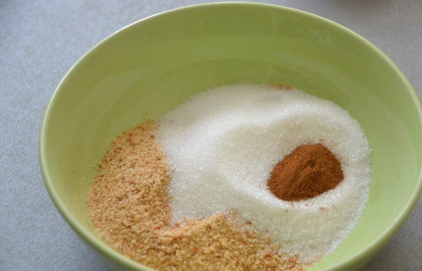 1. Этап. Ленивый яблочный штрудель: Добавьте к сухарям сахарный песок и корицу.