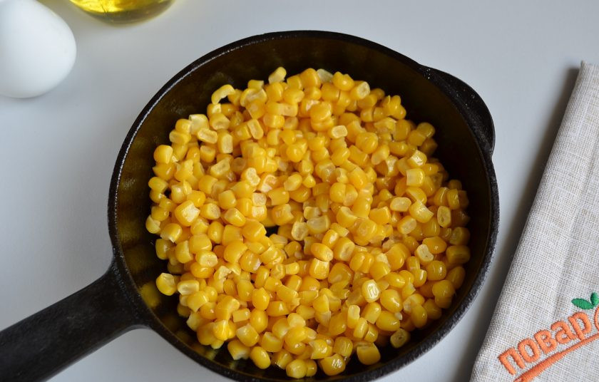 1. Этап. Кукурузные оладьи Тириона: 3. Всыпьте кукурузу, обжаривайте в течение 5 минут. Добавьте щепотку соли и снимите с огня.