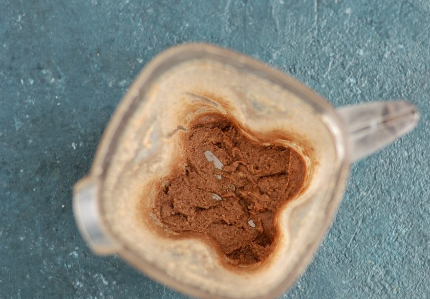 1. Этап. Полезная нутелла: Продолжайте измельчать, пока орехи не начнут выделять масло и не превратятся в пасту.