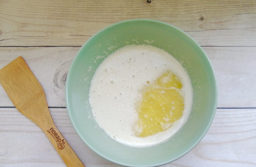 1. Этап. Пирог с тыквой и курагой: Сливочное масло растопите и добавьте в тесто.