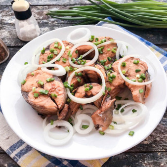 Скумбрия в луковой шелухе за 3 минуты