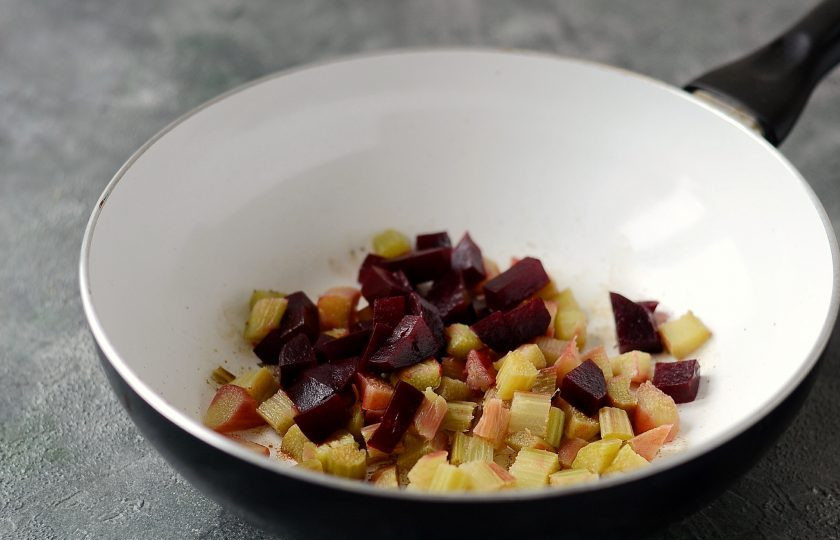 1. Этап. Соус из ревеня: Добавьте ревень и свеклу.