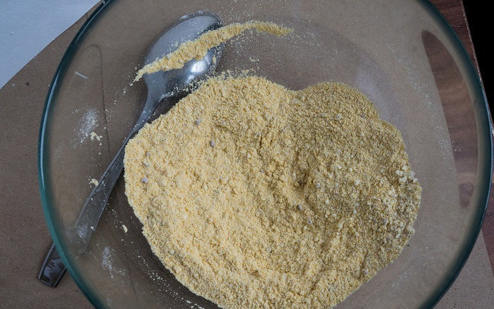 1. Этап. Омлет из яичного порошка: В миске смешиваем яичный порошок, сухое молоко, чесночный, сырный и луковый порошки, добавляем соль и черный молотый перец по вкусу.