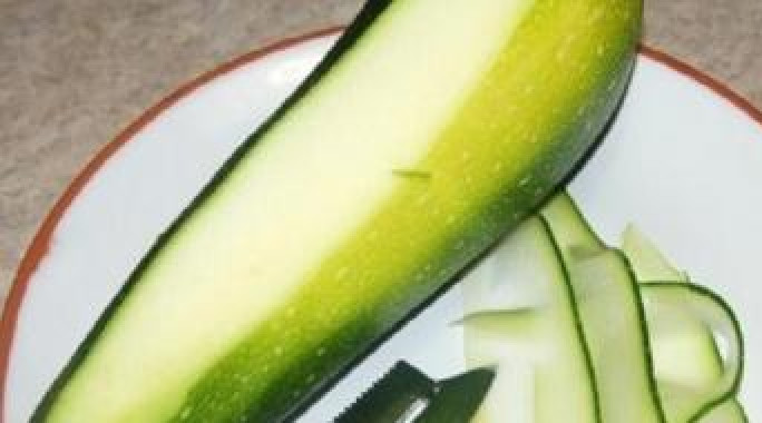 1. Этап. Салат из свежих кабачков: Кабачок я советую выбирать молодой, тогда кожицу можно не чистить. Самый подходящий кабачок для такого салата будет размером чуть больше, чем средний огурец. Кабачок моем и промокаем полотенцем.