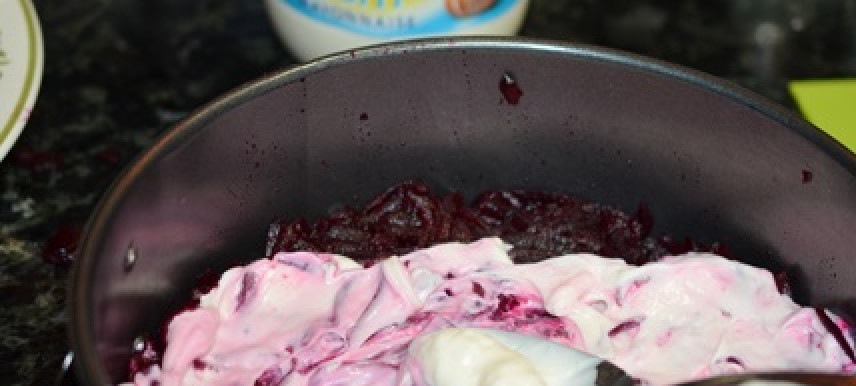 1. Этап. Салат слоеный с семгой: 1. Картофель, морковь и яйца отварите. Картофель и морковь варите в мундирах, затем остудите и почистите. Яйца должны быть отварены вкрутую. Остудите их, почистите, мелко нарежьте. Семгу нарежьте небольшими кубиками. Вареную свеклу натрите на терке и выложите на дно миски или формы для пирога. Смажьте сверху майонезом.