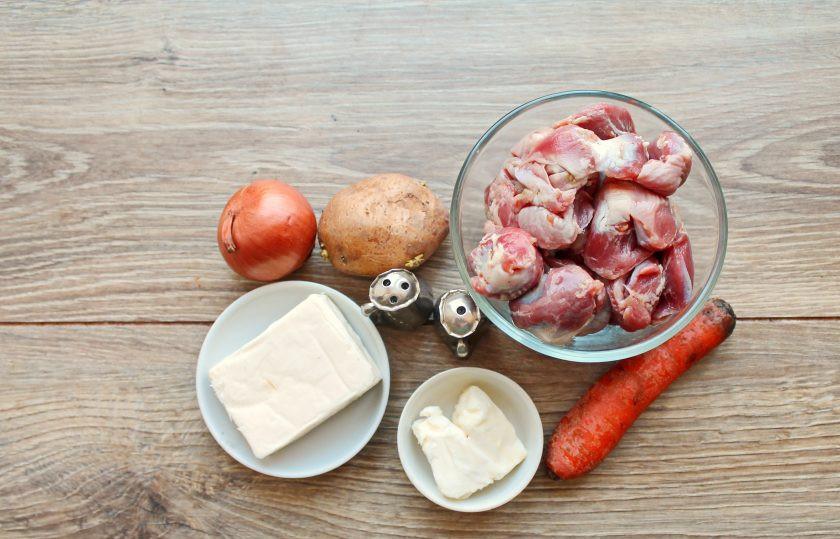 1. Этап. Сырный суп с куриными желудками: Подготовьте все необходимые ингредиенты для приготовления сырного супа с куриными желудками.