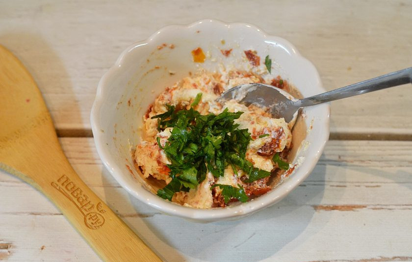 1. Этап. Закуска Снежки: 7. К творожному сыру добавьте нарезанные томаты и оставшиеся ингредиенты.