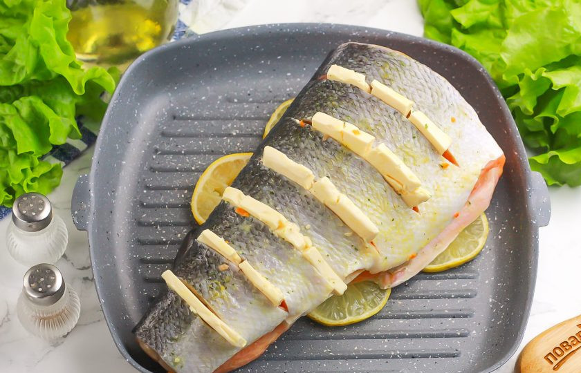 1. Этап. Горбуша со сливочным сыром в духовке: Нарежьте лимоны кружочками и выложите в форму либо замените их ломтиками картофеля. Эта 