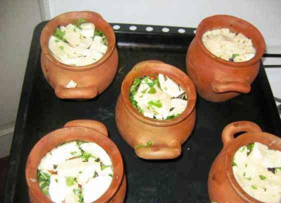 1. Этап. Запеканка Тбилисури в горшочках: И, наконец, сверху кладем кусочки сыра сулугуни. Утрамбовываем все хорошенько.