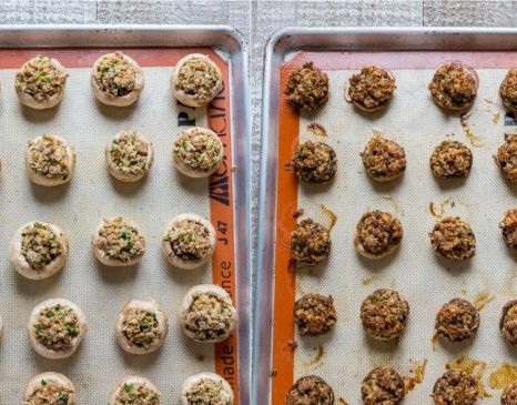 1. Этап. Грибы, фаршированные фаршем и сыром: 6. Начините шампиньоны, сверху посыпьте натертым сыром и отправьте в разогретую до 180 градусов духовку на 30 минут.