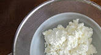 1. Этап. Пасха розовая: Творог подержать под гнетом ночь, а затем протереть его через сито.