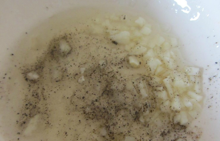 1. Этап. Болгарский холодный суп Таратор: 5. Репчатый лук помойте, отчистите от шелухи и нарежьте маленькими кубиками. Выложите его на разогретую сковороду в растительным маслом. Сверху все посыпьте черным перцем, обжаривайте на среднем огне 3 минуты, затем добавьте все содержимое сковороды в кастрюлю. Этот шаг опциональный, репчатый лук можно не добавлять.