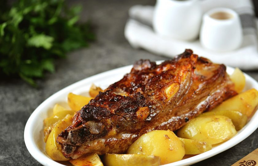 1. Этап. Свиные рёбрышки запечённые с картофелем и яблоками: Свиные рёбрышки запечённые с картофелем и яблоками готовы! Подавайте сразу же после приготовления. Приятного аппетита!