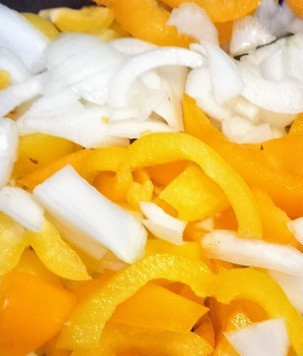 1. Этап. Чакалака: В большой кастрюле разогреть растительное масло, добавить перцы, лук, половину чайной ложки соли и жарить на сильном огне 5 минут до мягкости.