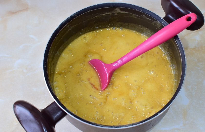 1. Этап. Торт Северный мед: Прогрейте еще минуту. Медовая масса немного изменит цвет. Затем снимите кастрюлю с огня и все остудите до теплого состояния.