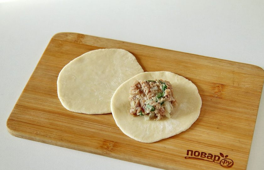 1. Этап. Тибетские пельмени: Затем каждый кусочек раскатайте в форме круга. В центр выложите немного начинки.