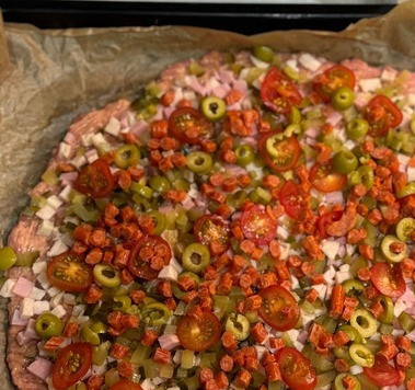 1. Этап. Очень мясная пицца-запеканка: Далее, помидоры, оливки и мелко нарезанные копченые колбаски