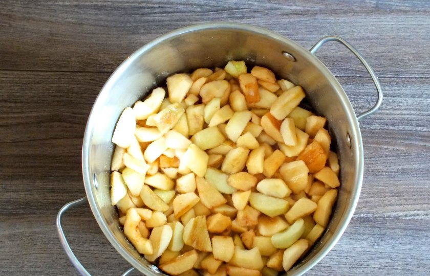 1. Этап. Яблочное повидло как в СССР: Через указанное время яблоки дадут сок, и жидкости станет больше. Поставьте кастрюлю на огонь. Варите на медленном огне от одного часа до полутора часов. Иногда помешивайте.