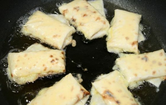 1. Этап. Конверты из лаваша с сыром: 5. На среднем огне обжарить их с двух сторон до аппетитной хрустящей корочки.