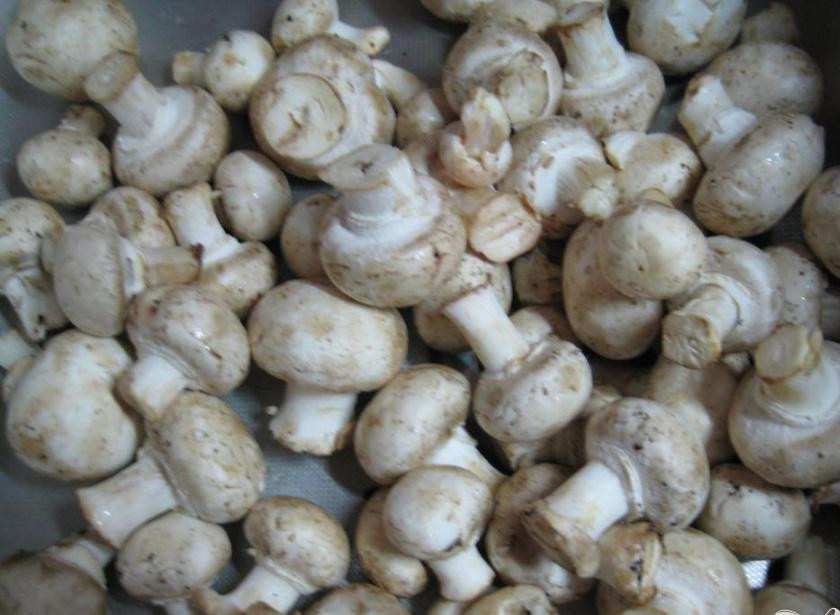 1. Этап. Грибочки маринованные Рождественские: 1. В первую очередь нужно взять два килограмма грибочков (шампиньонов), желательно грибы выбирать мелкие, и в холодной воде хорошо их промываем.