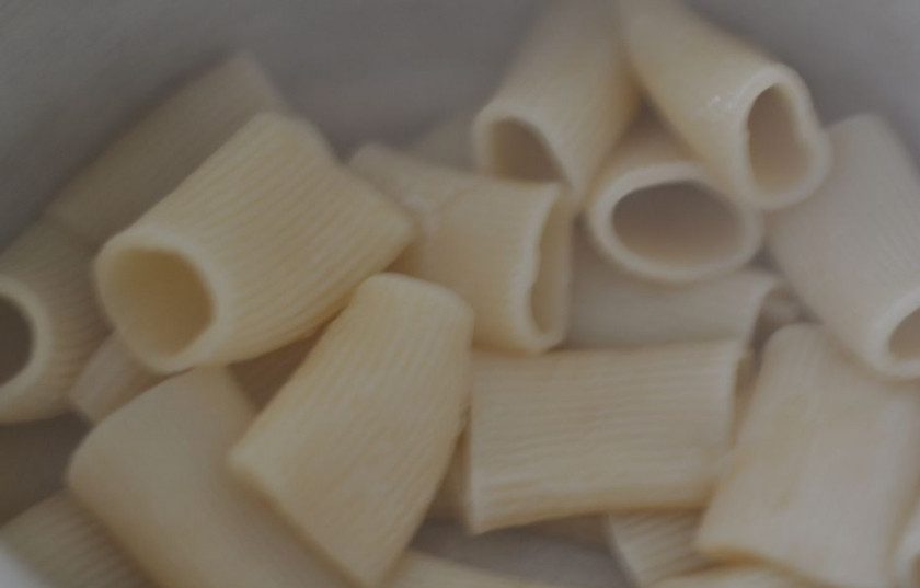 1. Этап. Макароны фаршированные в духовке: Отварите макароны до полу-готовности. Откиньте на дуршлаг, влейте растительного масла и перемешайте.