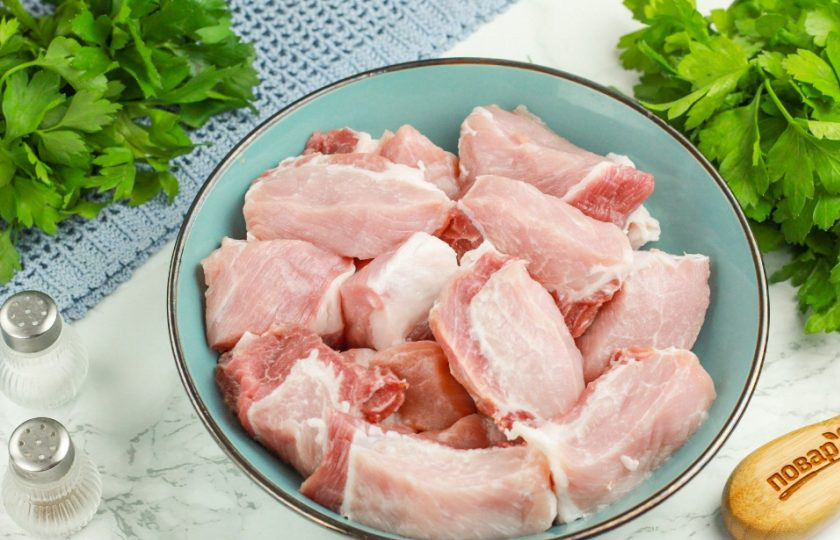 1. Этап. Шашлык из свинины в луковом маринаде: Нарежьте мясо кубиками или ломтиками квадратной формы и выложите в глубокую емкость. Желательно, чтобы нарезка была одинаковой по размеру — так мясо равномерно прожарится.