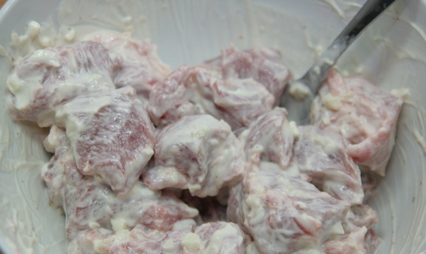 1. Этап. Слоеная картошка со свининой: 6. Перемешайте мясо с соусом. Посолите. Добавьте специи (по вкусу). Еще раз перемешайте. Отставьте минут на 15.